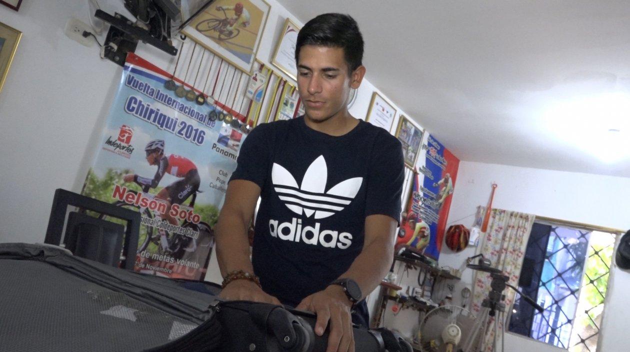 Nelson Soto empaca su maleta para el largo viaje que le espera a España. 