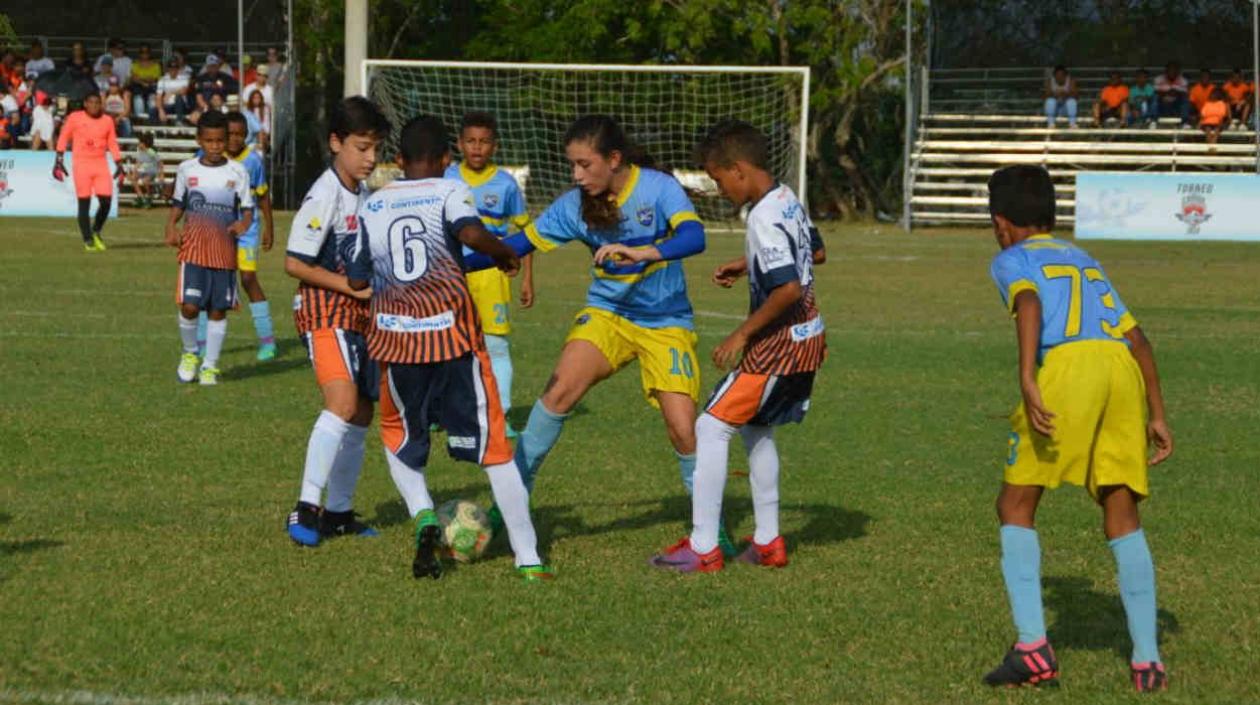 Escuela Ringo Amaya en el duelo ante Academia Crespo. 