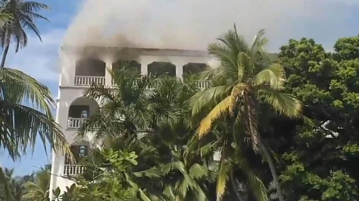 Columnas de humo emanadas por la conflagración.