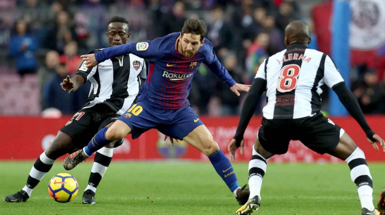 Lionel Messi sale de la marca de dos jugadores del Levante. 