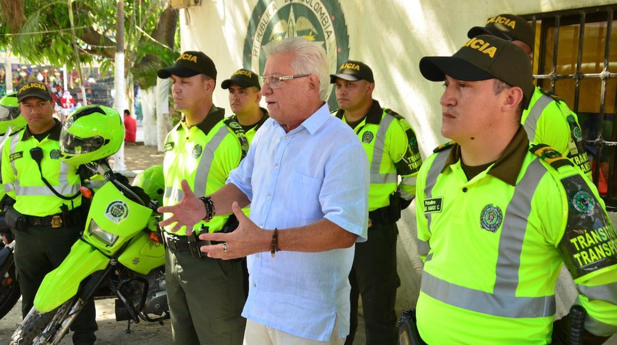 El Alcalde Joao Herrera, con agentes de tránsito.