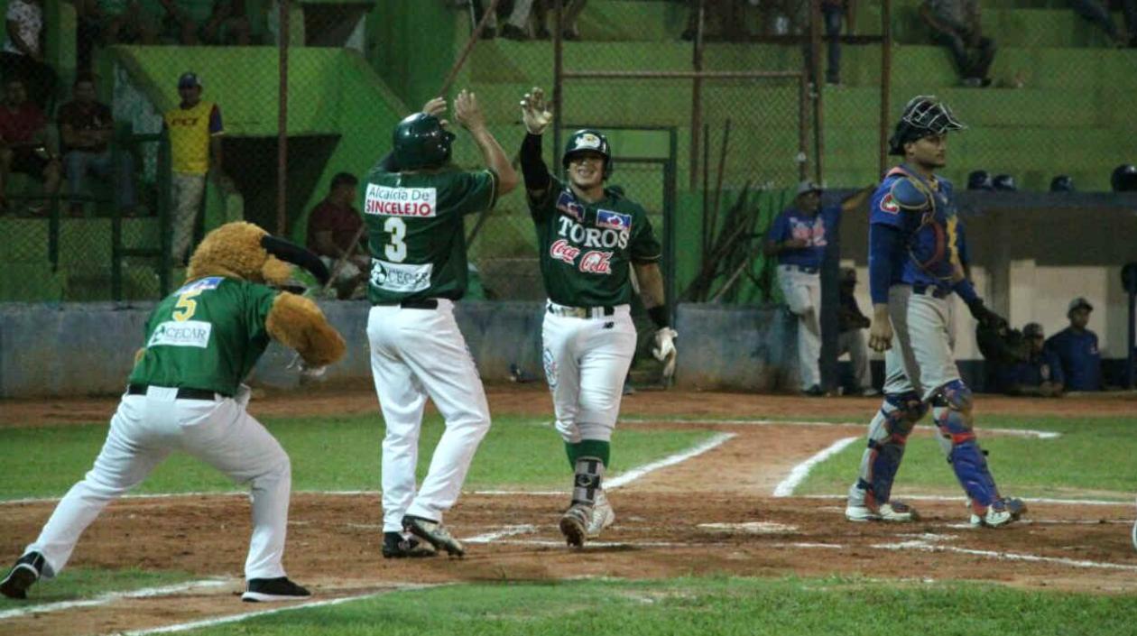 Toros aplastaron a Caimanes. 