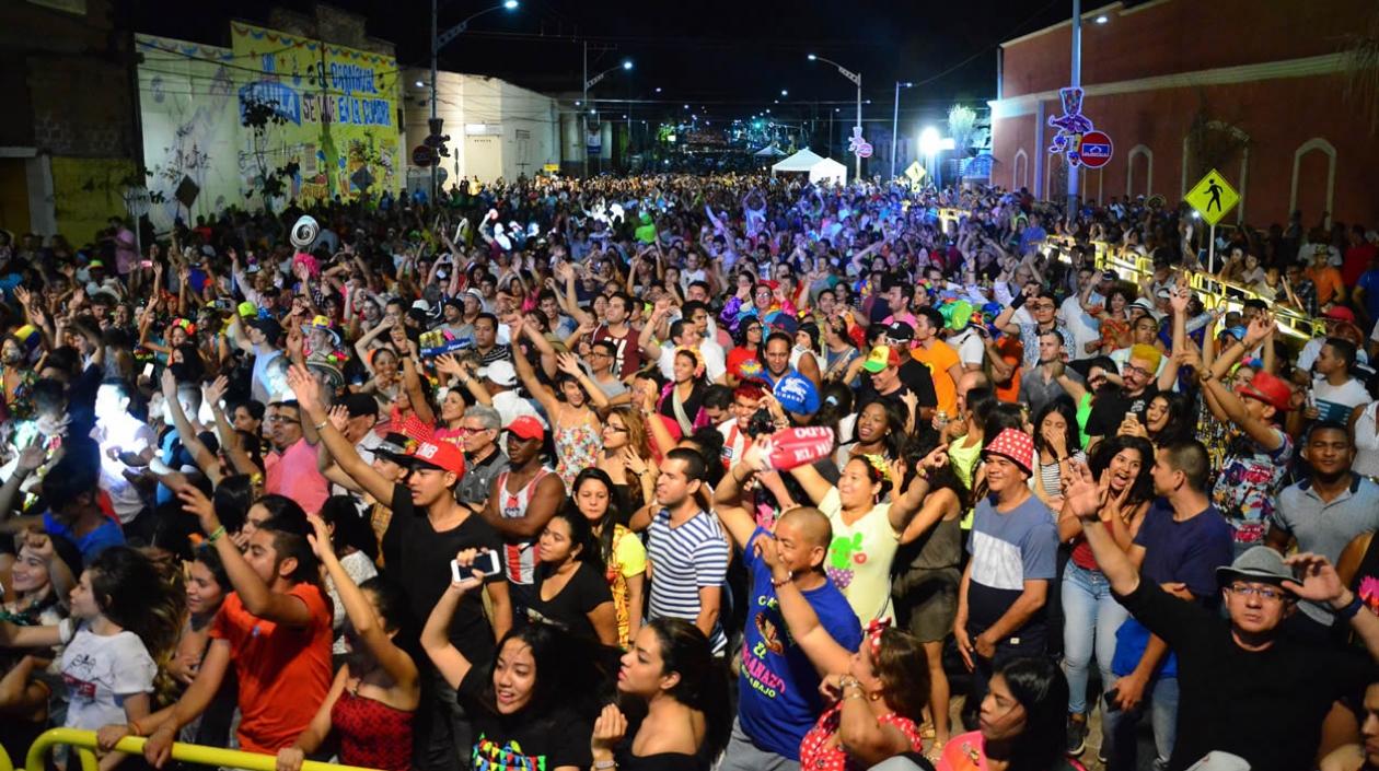 La Carrera 50, convertida en gran escenario del Carnaval.