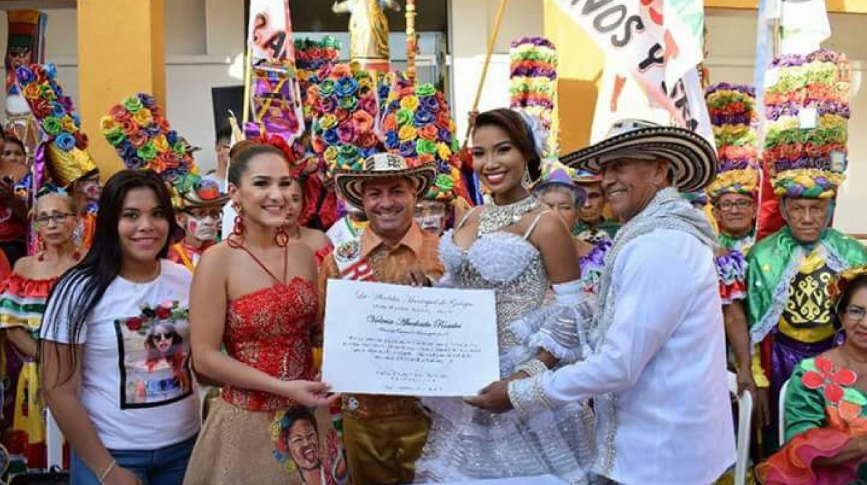 Los reyes del Carnaval Valeria Abuchaibe y Ricardo Sierra y los Reyes del Carnaval de Galapa Nicoll Martínez y Alberto Rodríguez.