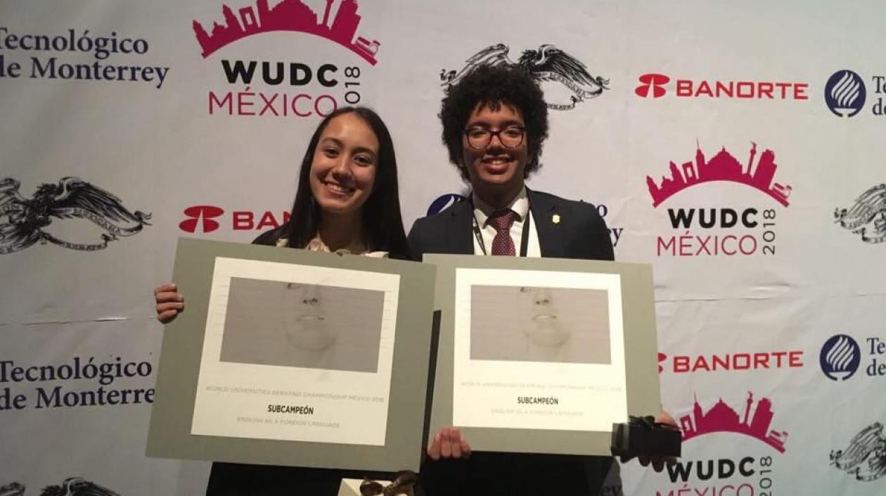 Hernando Castro Palma al lado de su compañera de equipo Juanita Hincapié Restrepo.