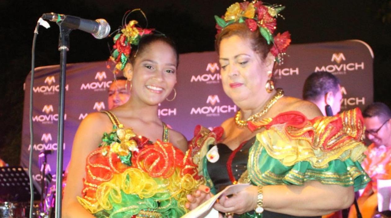 Laura Ospino, reina infantil del Carnaval de la 44, recibe diploma de manos de Tita Pernett.