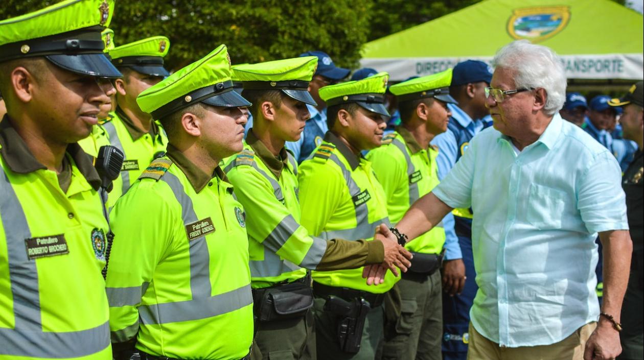 El Alcalde Joao Herrera, dando la bienvenida a los nuevos agentes de tránsito.