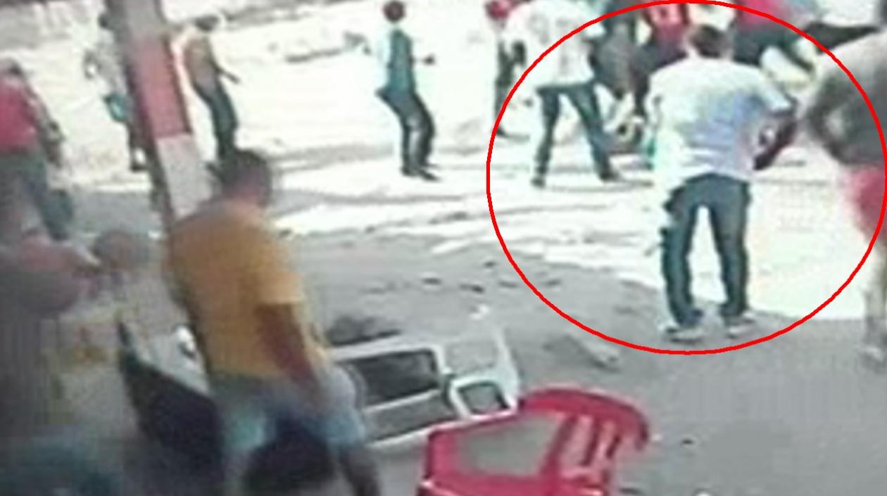 Un video de una cámara de seguridad muestra el momento exacto en que Leonardo Fabio Valera Amador terminó linchado por la comunidad