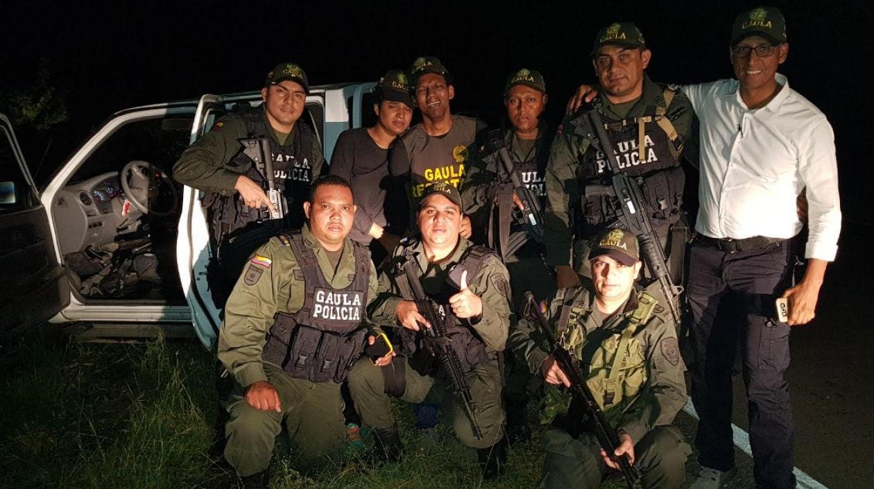 La pareja junto a los miembros del Gaula de la Policía