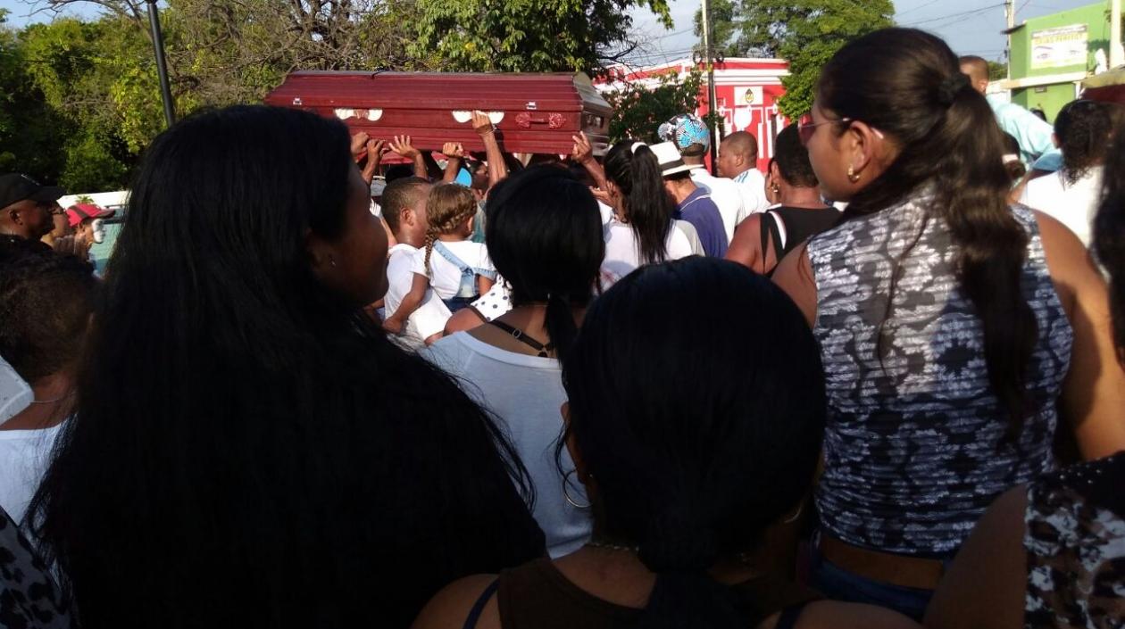 Varias mujeres cargaron el ataúd del pescador.