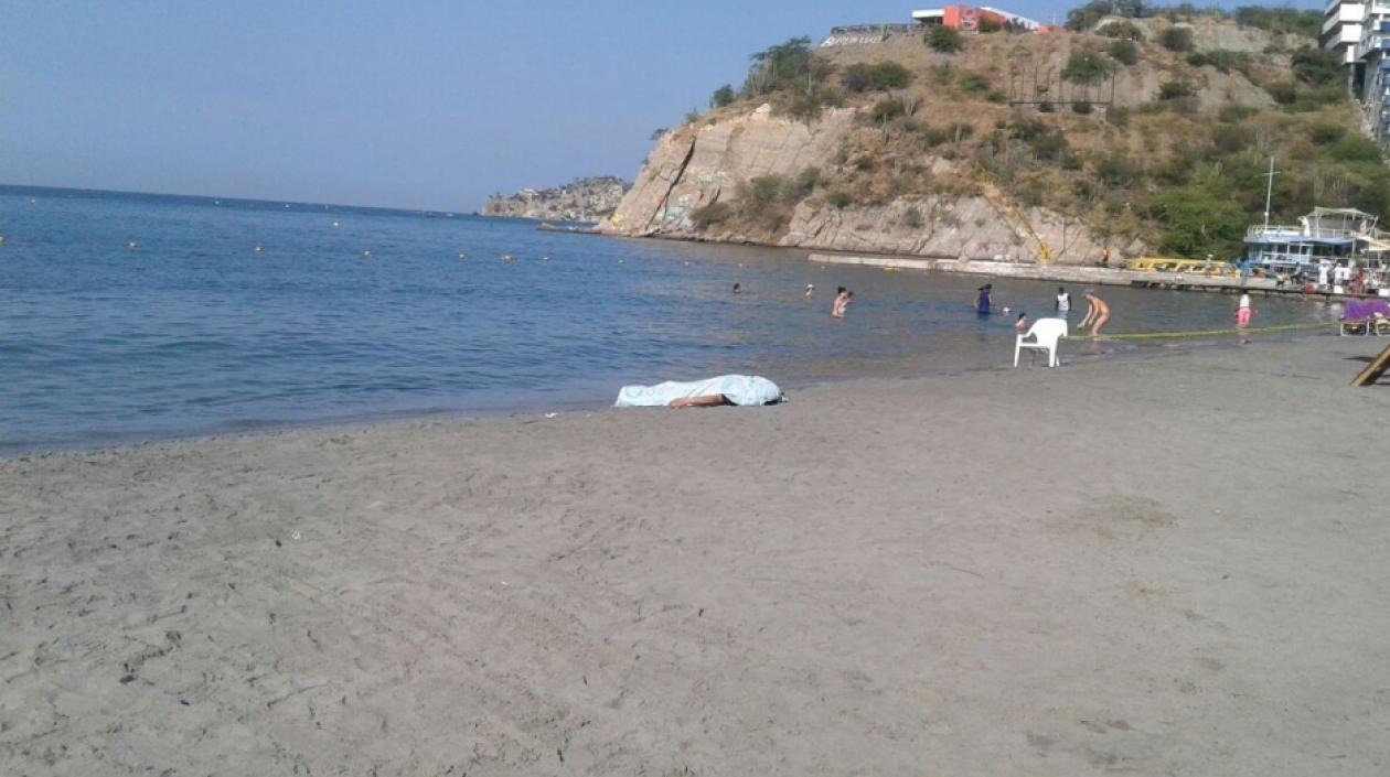 El cuerpo del hombre fue sacado por unos bañistas.