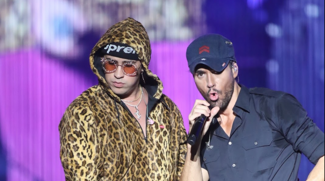 El rapero Bad Bunny junto a Enrique Iglesias.