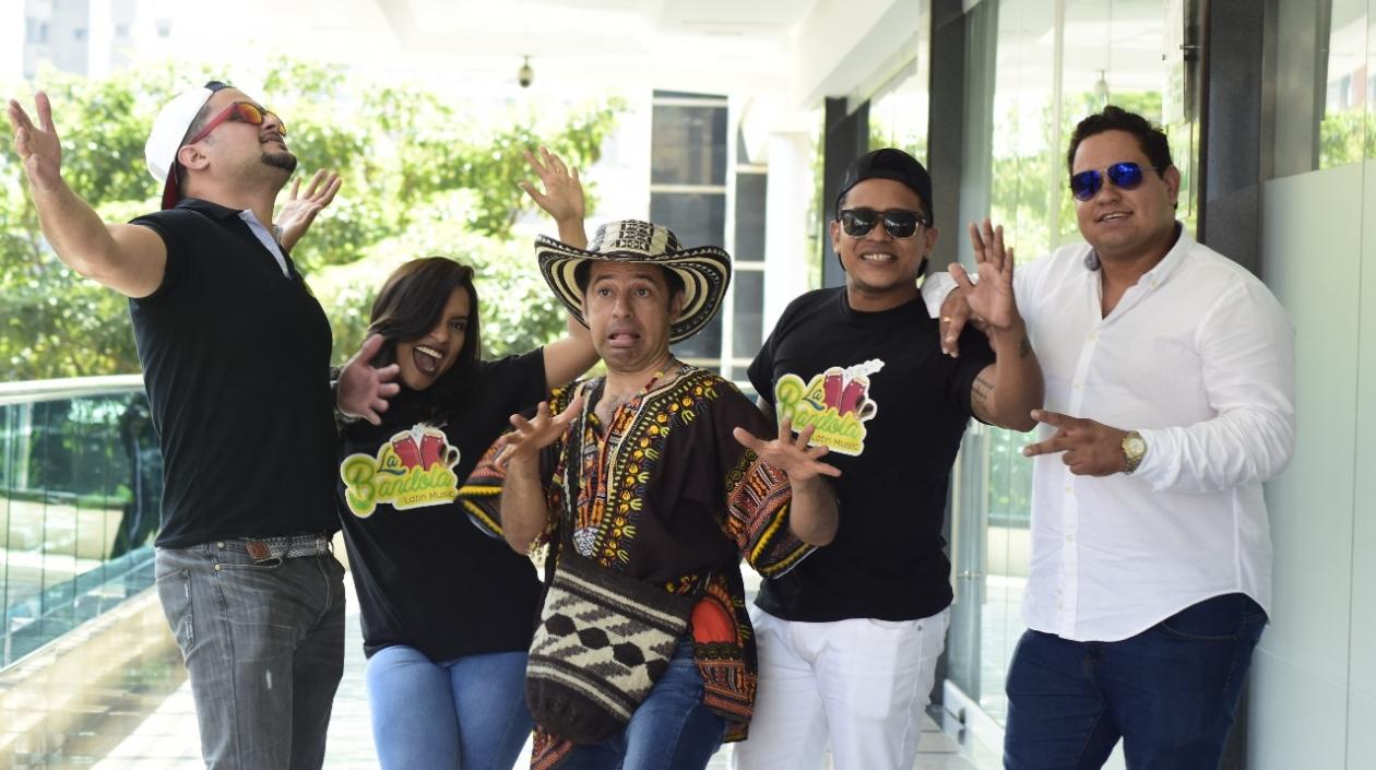 Víctor Hugo Trespalacios y los integrantes de La Bandola.