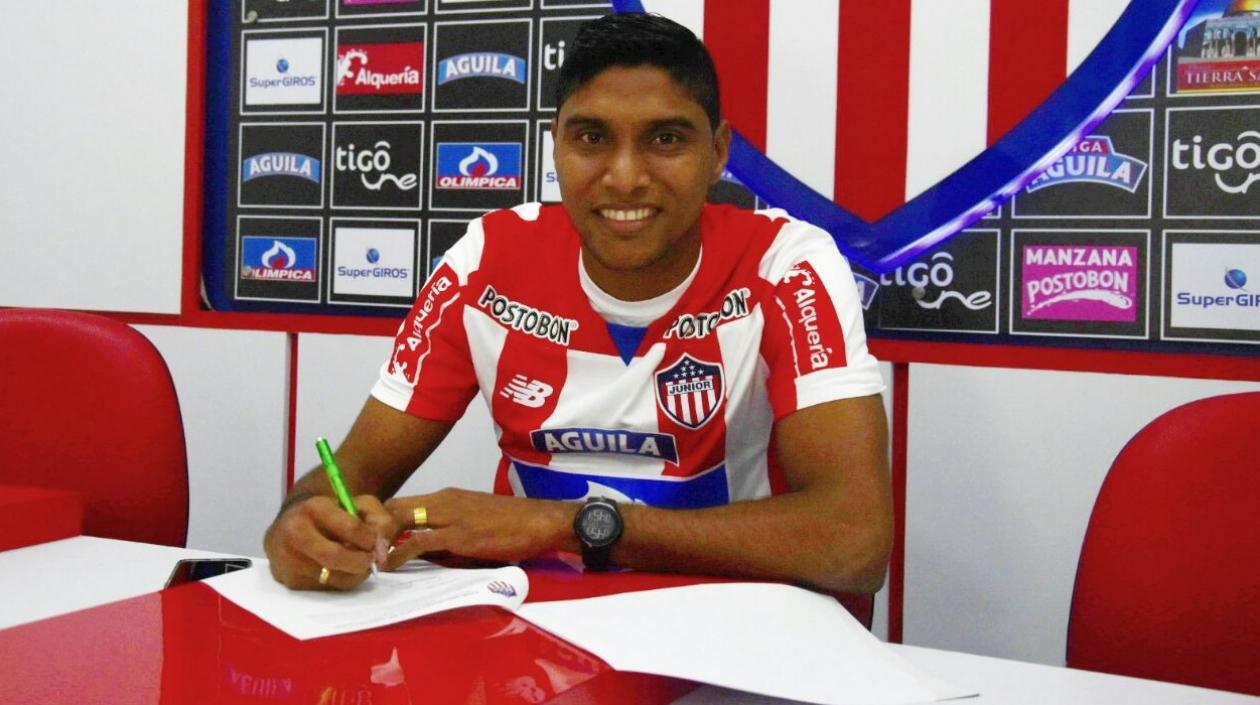Luis Carlos Ruiz firmó el contrato. 
