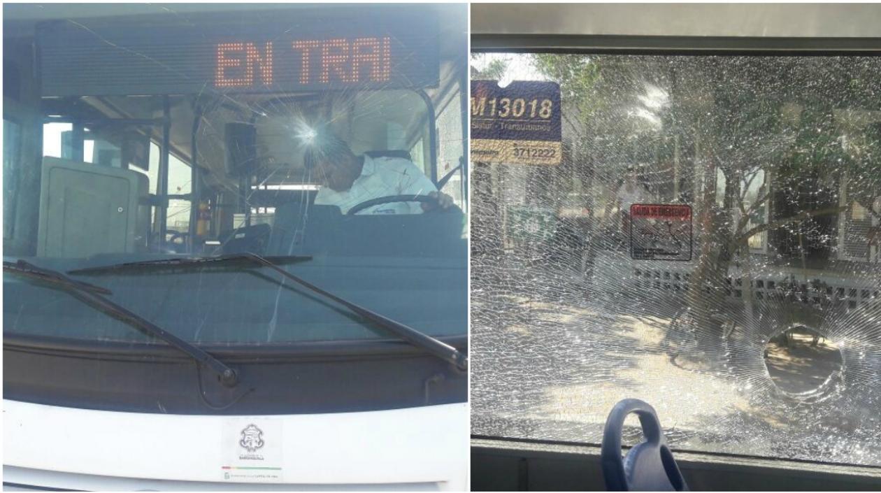 Así quedó la buseta después de los ataques.