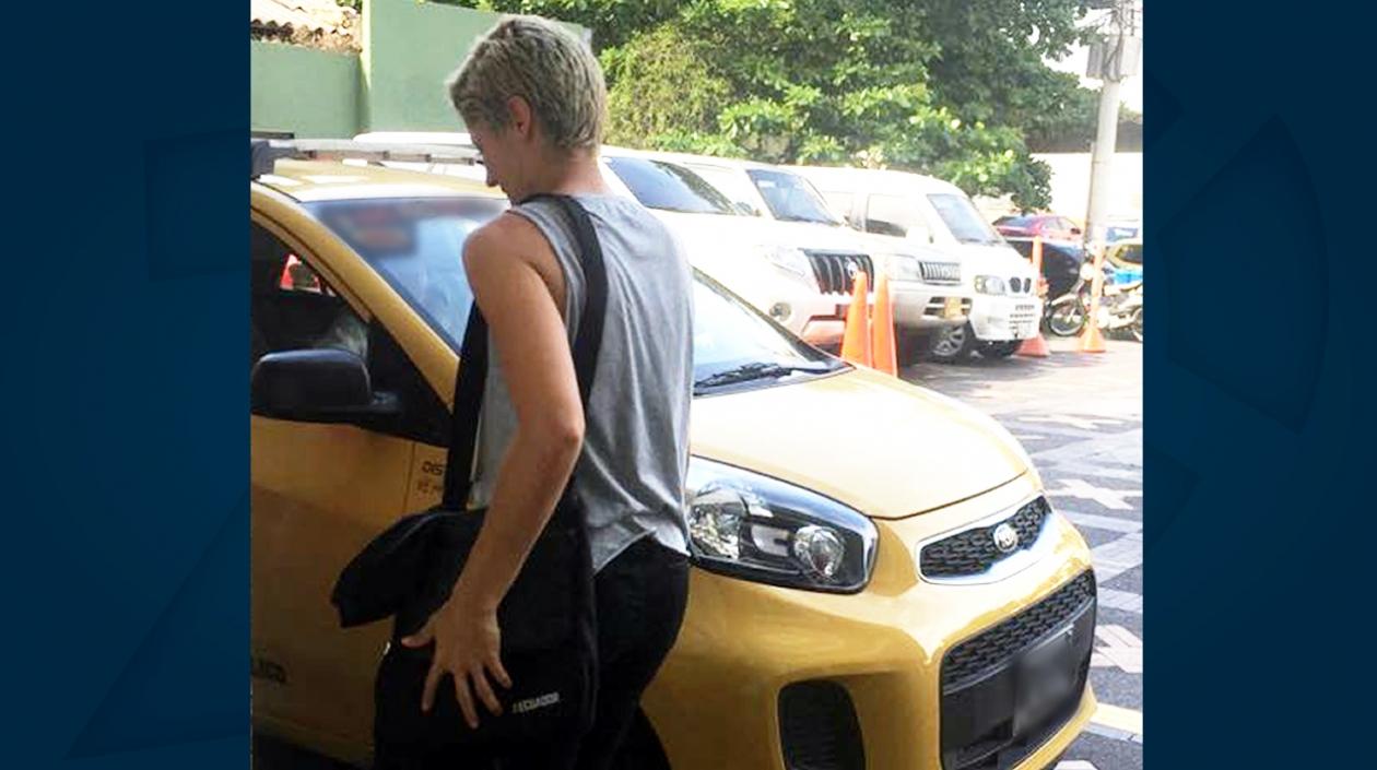 Sandra Sepulveda se retira del sitio donde se practicó los exámenes médicos. 