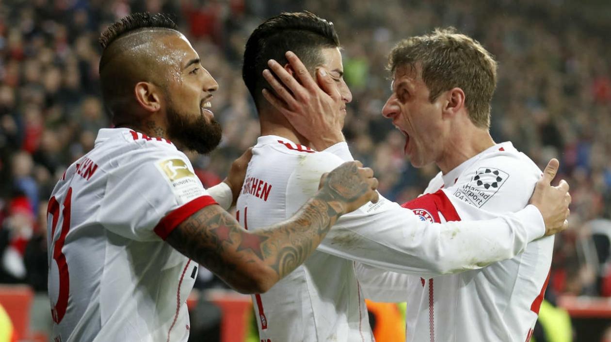 Arturo Vidal y Tomas Muller celebran con James Rodríguez. 