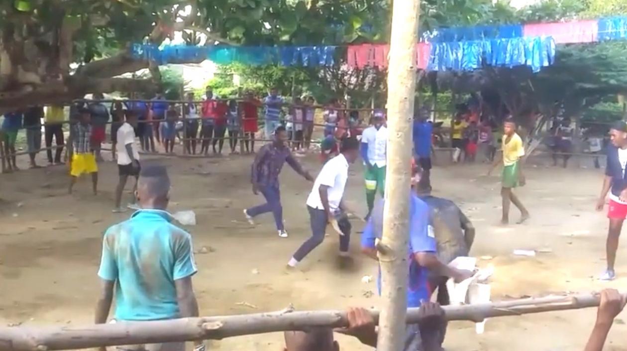 Con un con los cuernos en las manos es desafiado por los más osados.