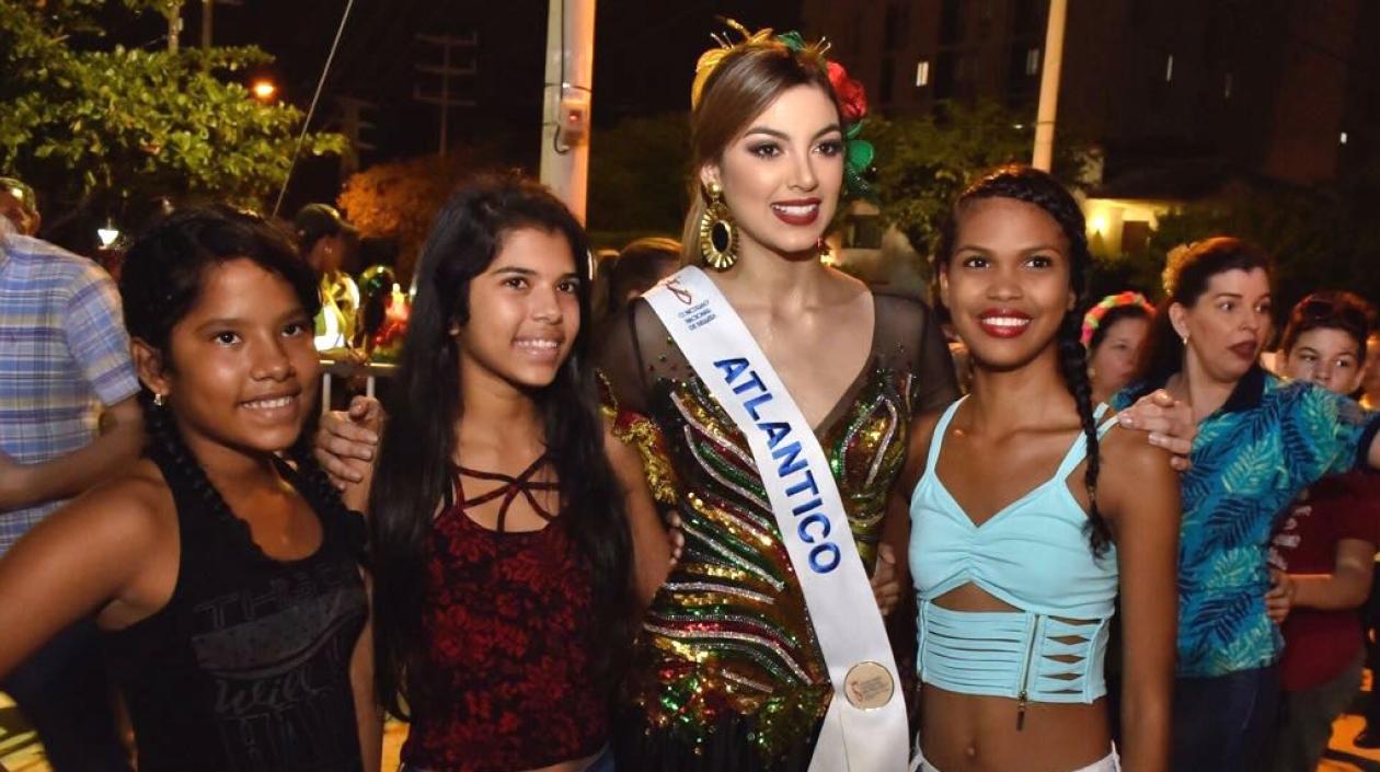Tica Martínez con seguidoras en la previa del desfile.