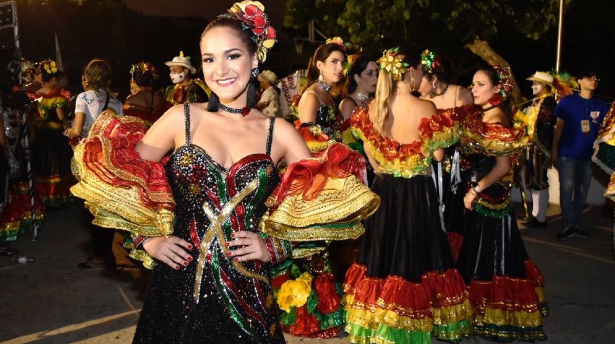 La reina Valeria a su llegada para el inicio del desfile.