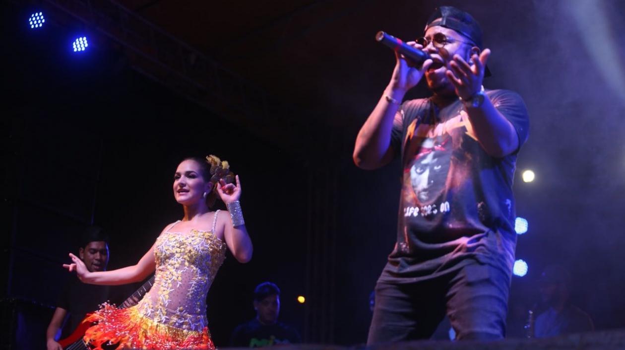 La reina Valeria Abuchaibe Rosales y el cantante Koffe El Kafetero.