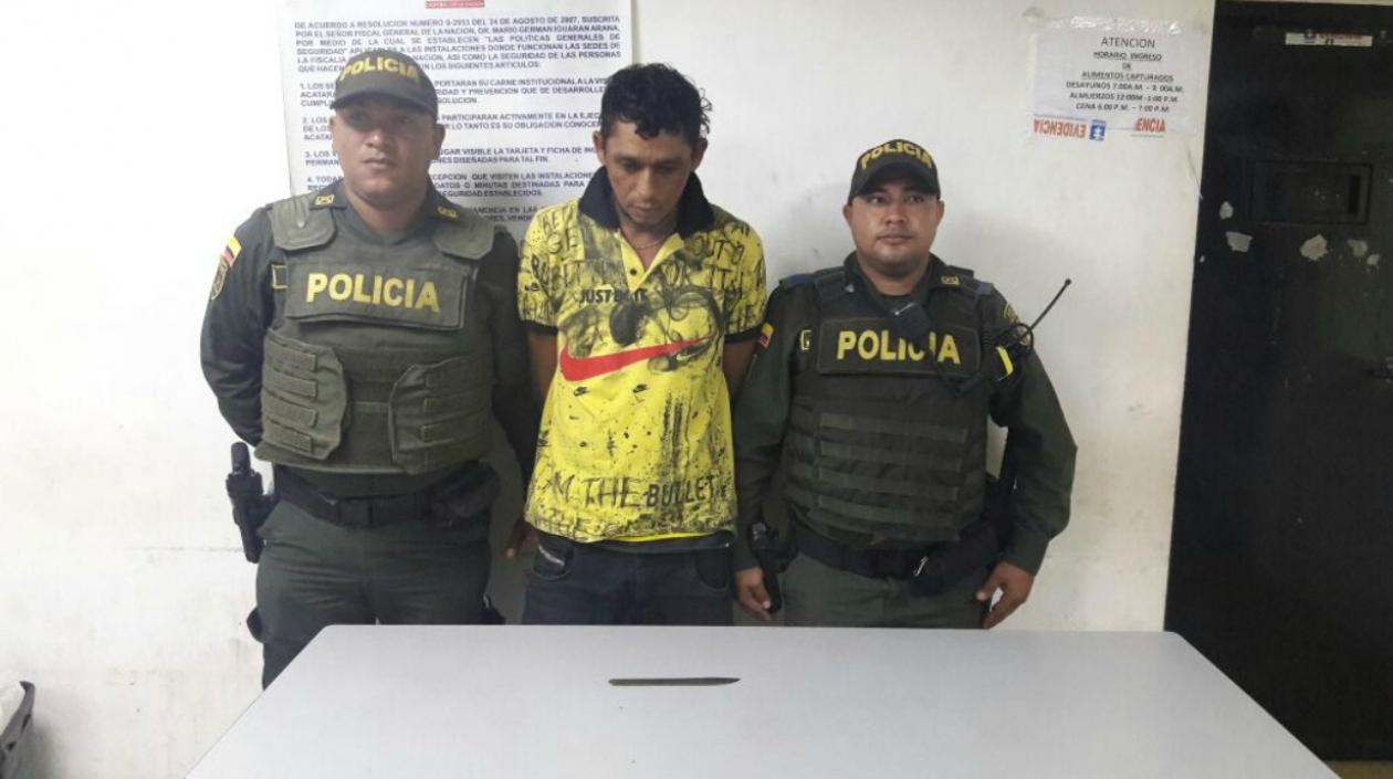 El hombre tiene detención domiciliaria y fue sorprendido en la calle.