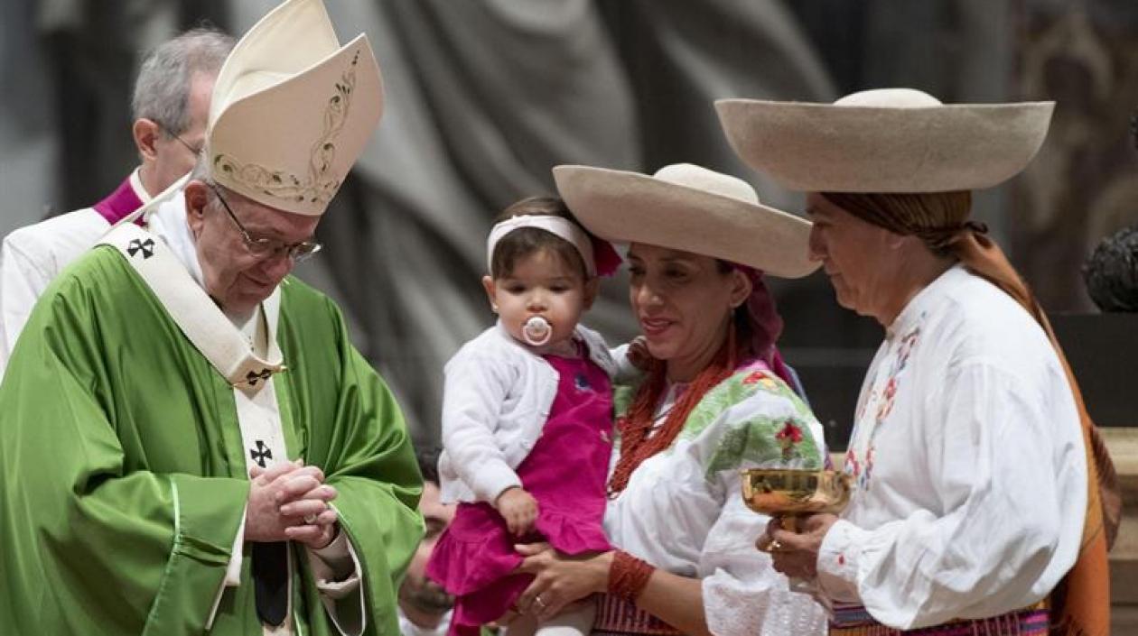 Papa Francisco (L) durante el Día Internacional del Migrante en la Basílica de San Pedro, Ciudad del Vaticano.