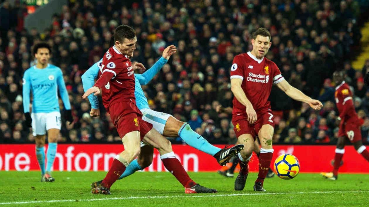 Acción del partido entre Liverpool y Manchester City. 