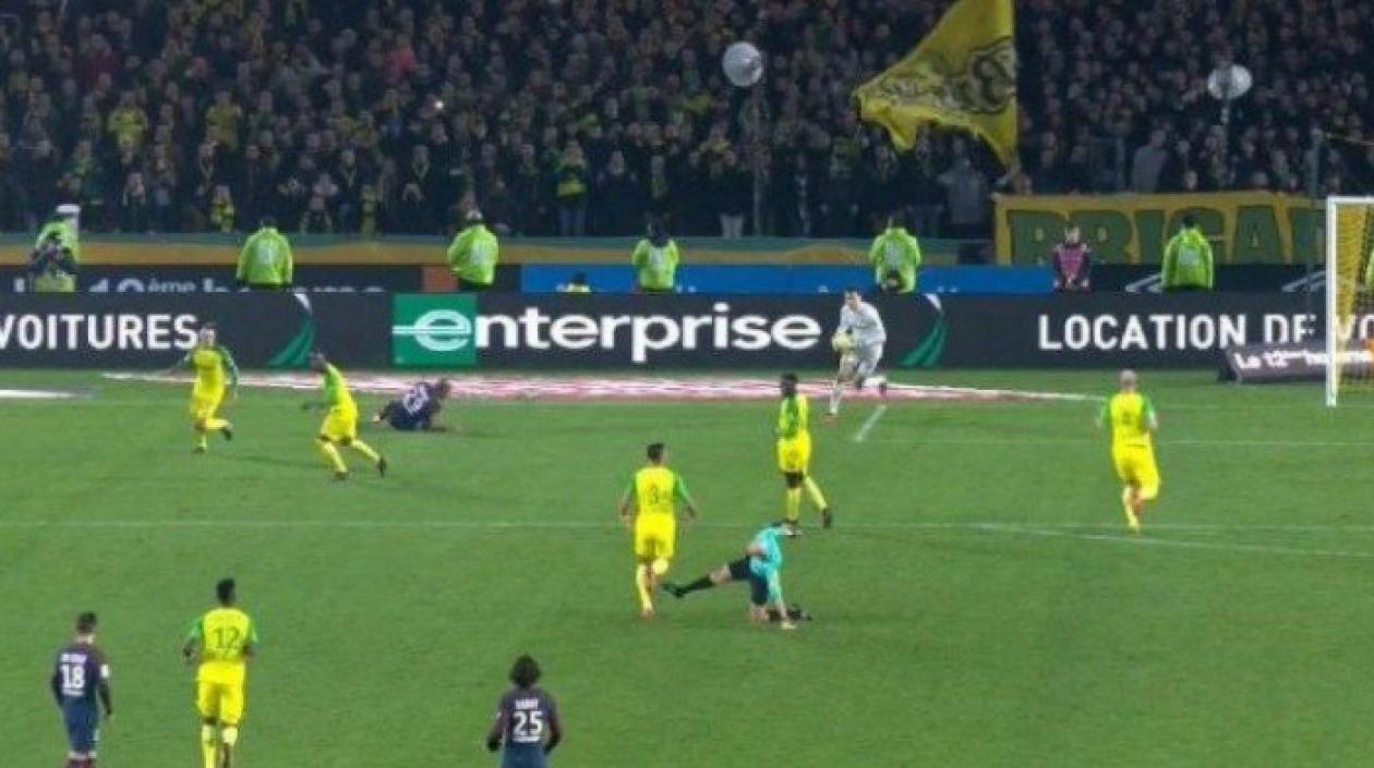 Patada del árbitro. 