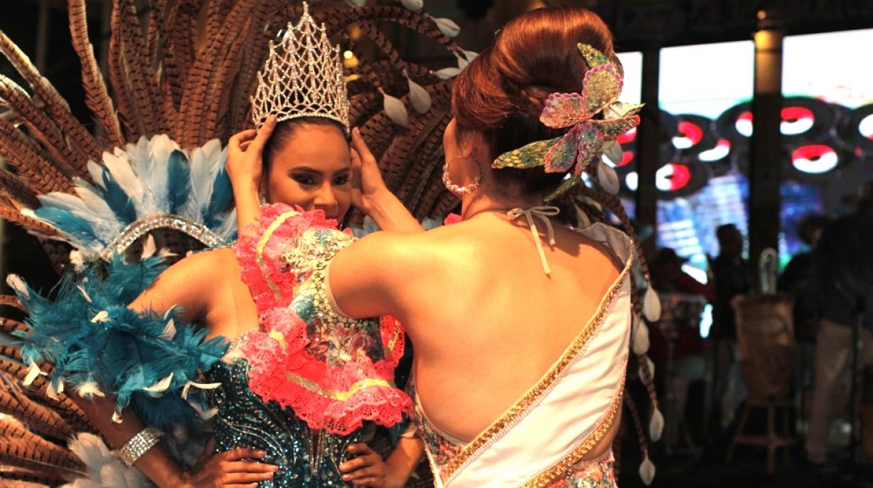 Cejota García cuando era coronada por María Alejandra Borrás.