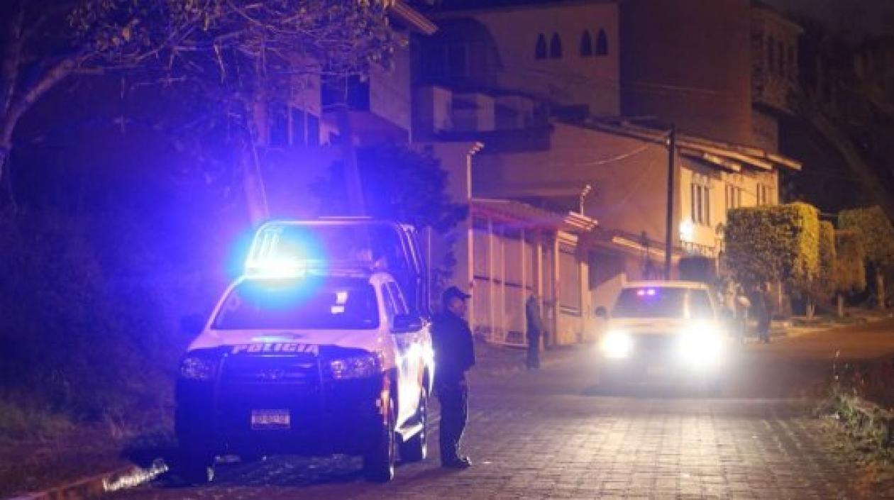 Los cuerpos estaban en una camioneta, con amenazas a las autoridades.