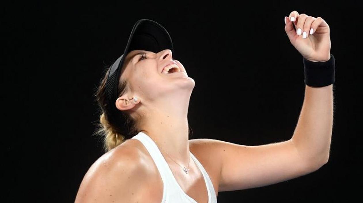 Belinda Bencic celebrando el triunfo frente a Venus Williams.
