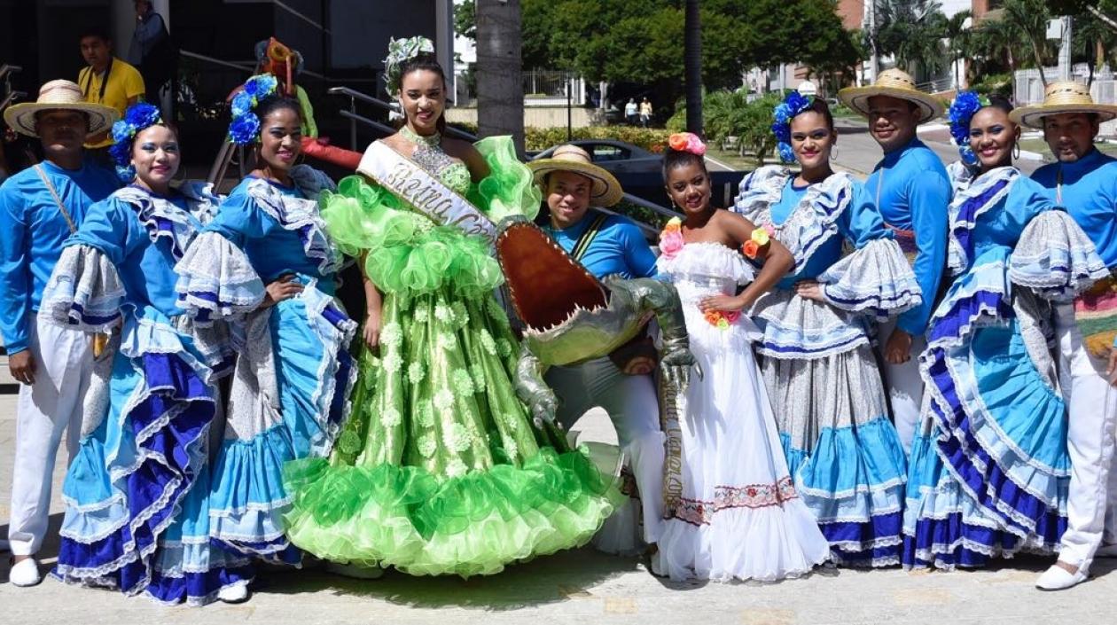 La reina central del Festival del Caimán, Angie Granadillo, y la reina infantil, María José Torres.