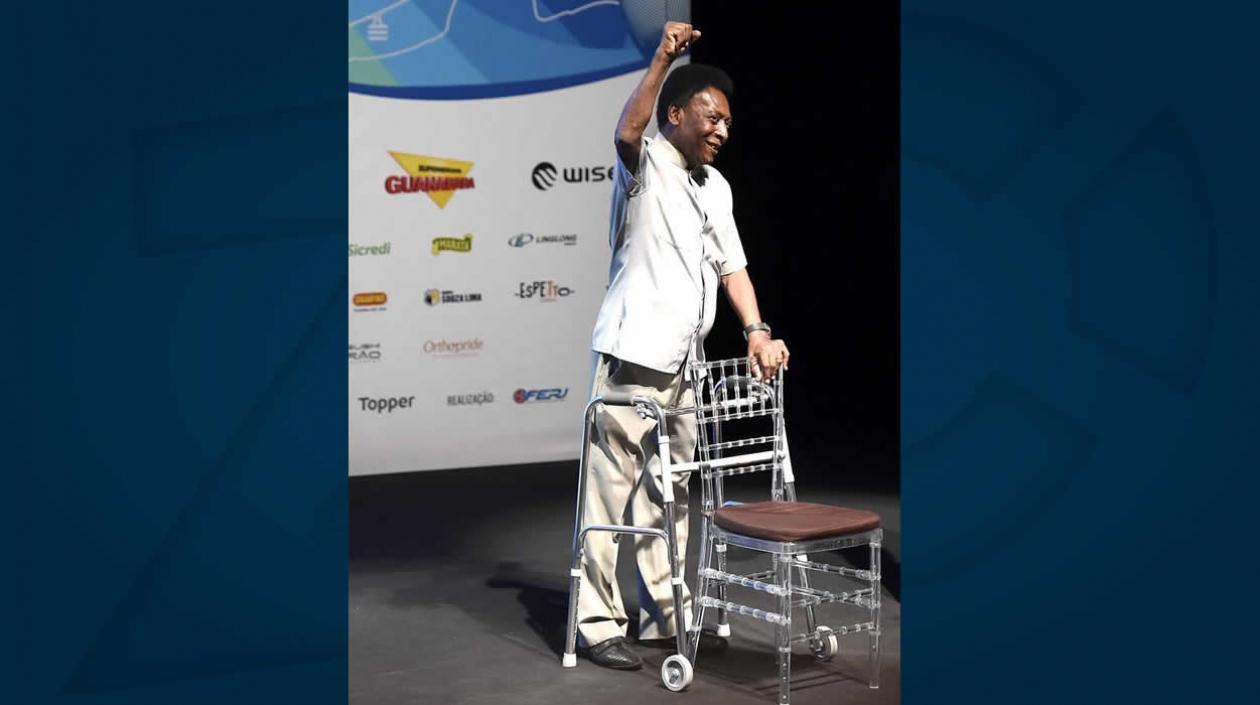 Pelé llegando con su caminador.