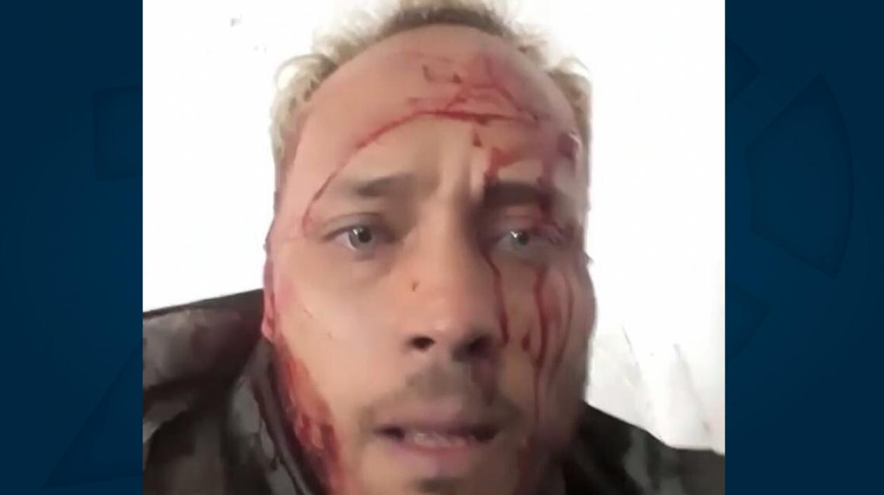 Óscar Pérez en una de las imágenes de los videos mientras está cercado.