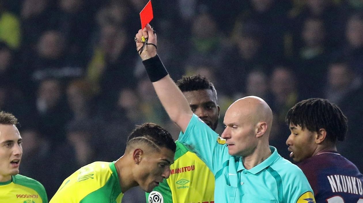 El árbitro Tony Chapron muestra la tarjeta roja al brasileño Diego Carlos durante el partido de liga disputado entre el Nantes y el París Saint Germain