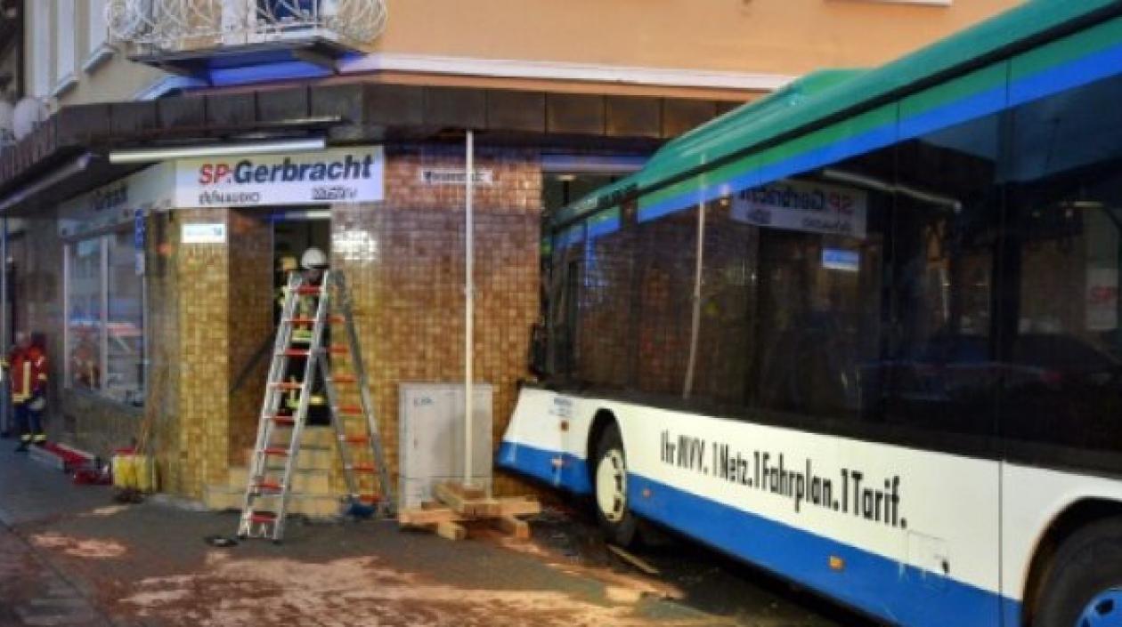 El conductor del bus perdió el control.