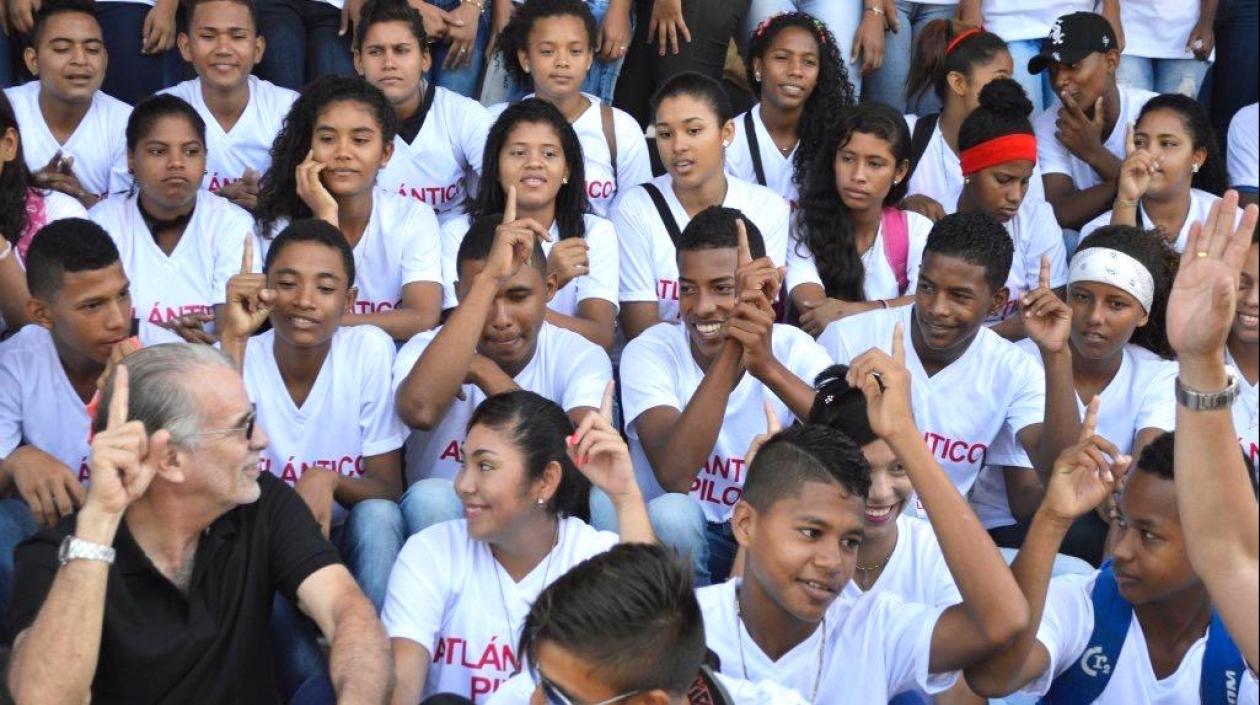 El Gobernador Eduardo Verano De la Rosa, con estudiantes 'pilos'.