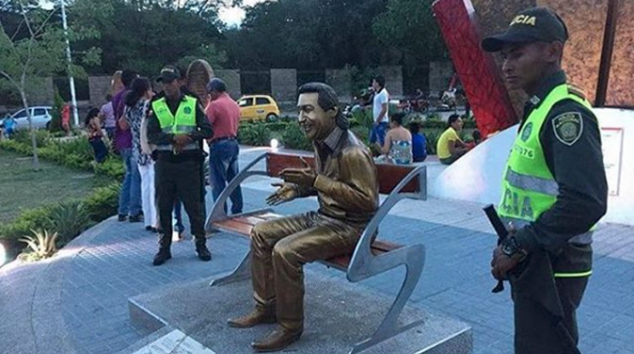 Escultura de la Silla del Cacique escoltada.