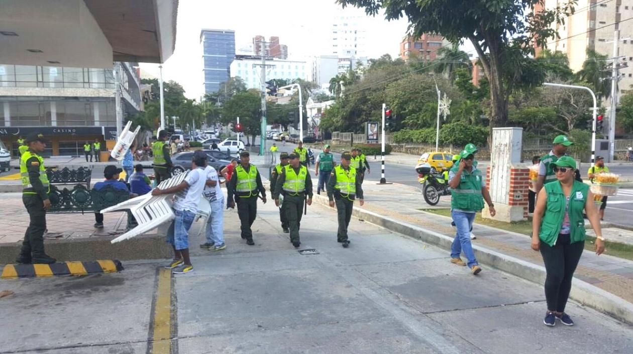 Funcionarios de Control Urbano y uniformados de la Policía desalojando sillas sin permisos durante el Garabatico,