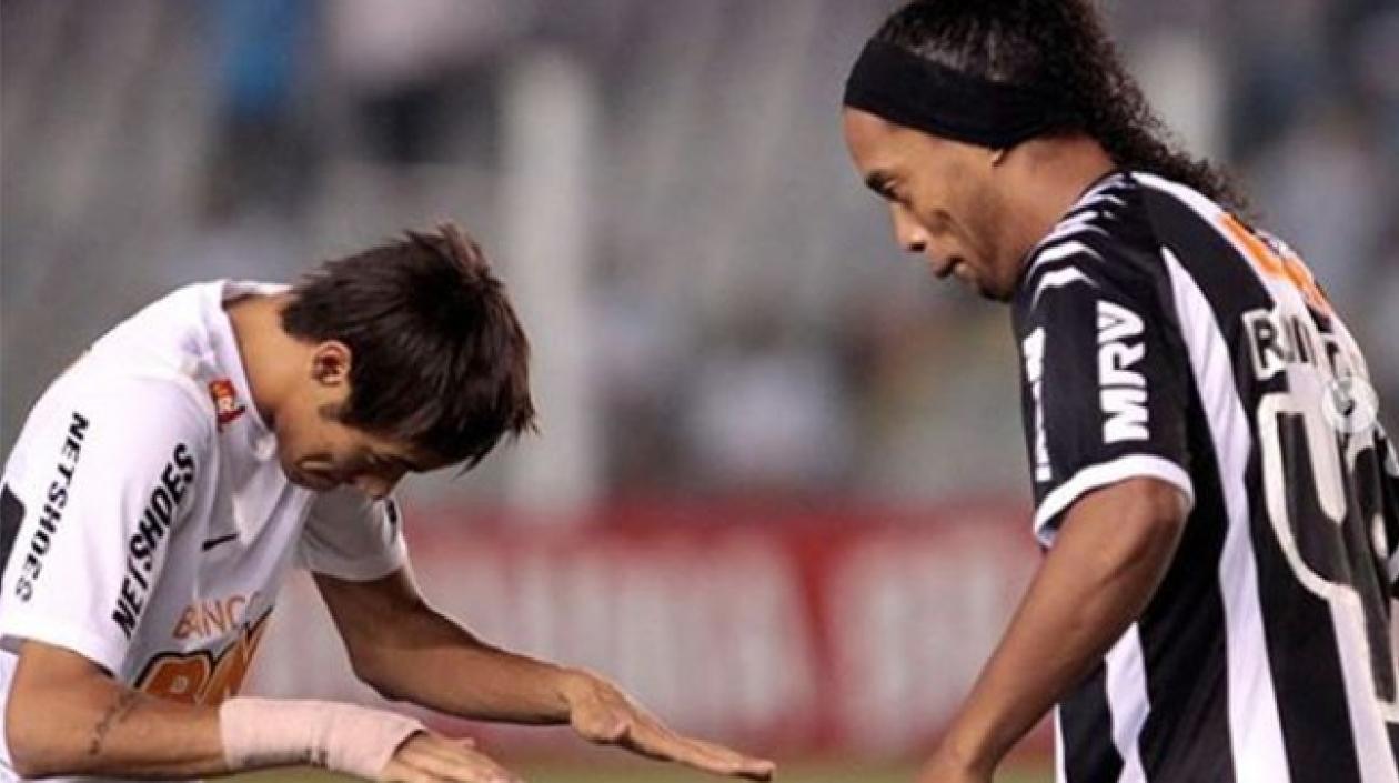 Neymar le hizo reverencia a Ronaldinho en un duelo entre el Santos y Atlético Mineiro.