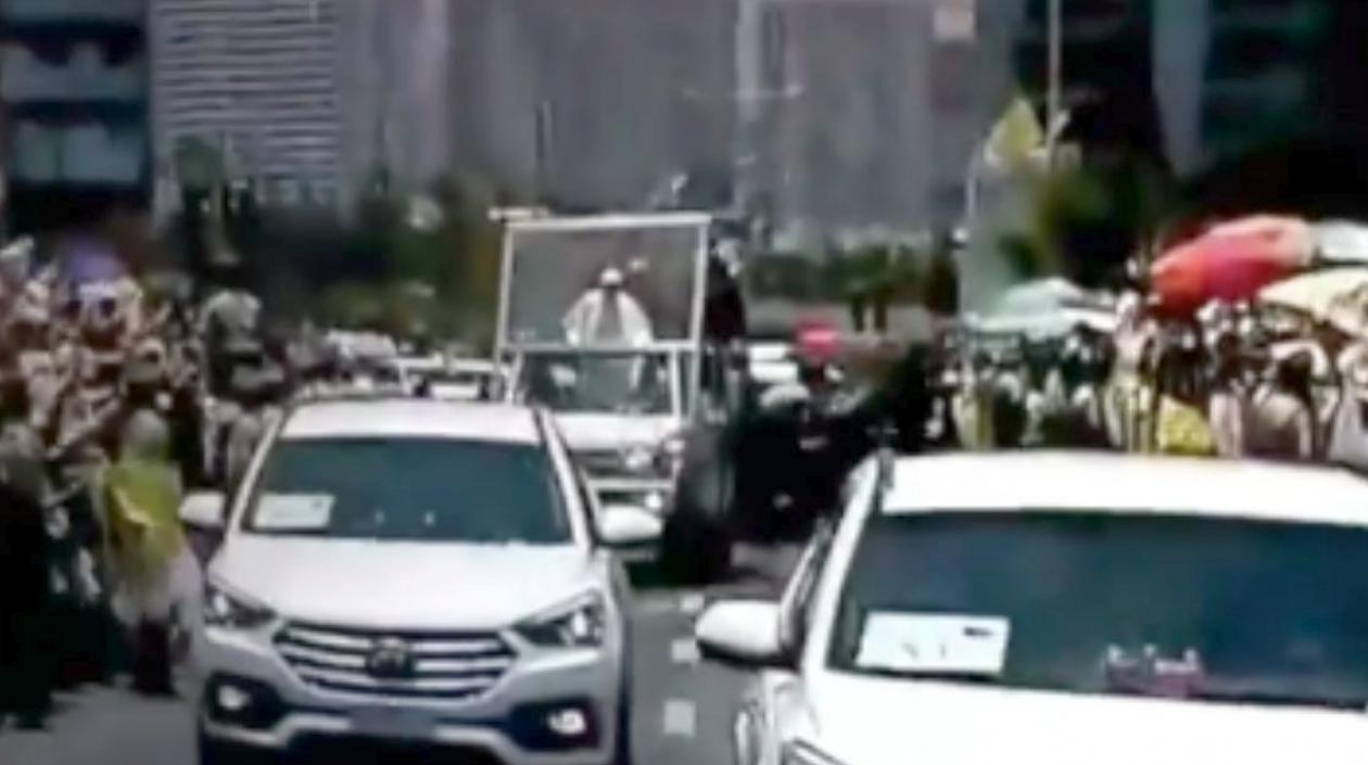 Momento exacto en que cae la carabinera de caballo en el recorrido del Papa Francisco.