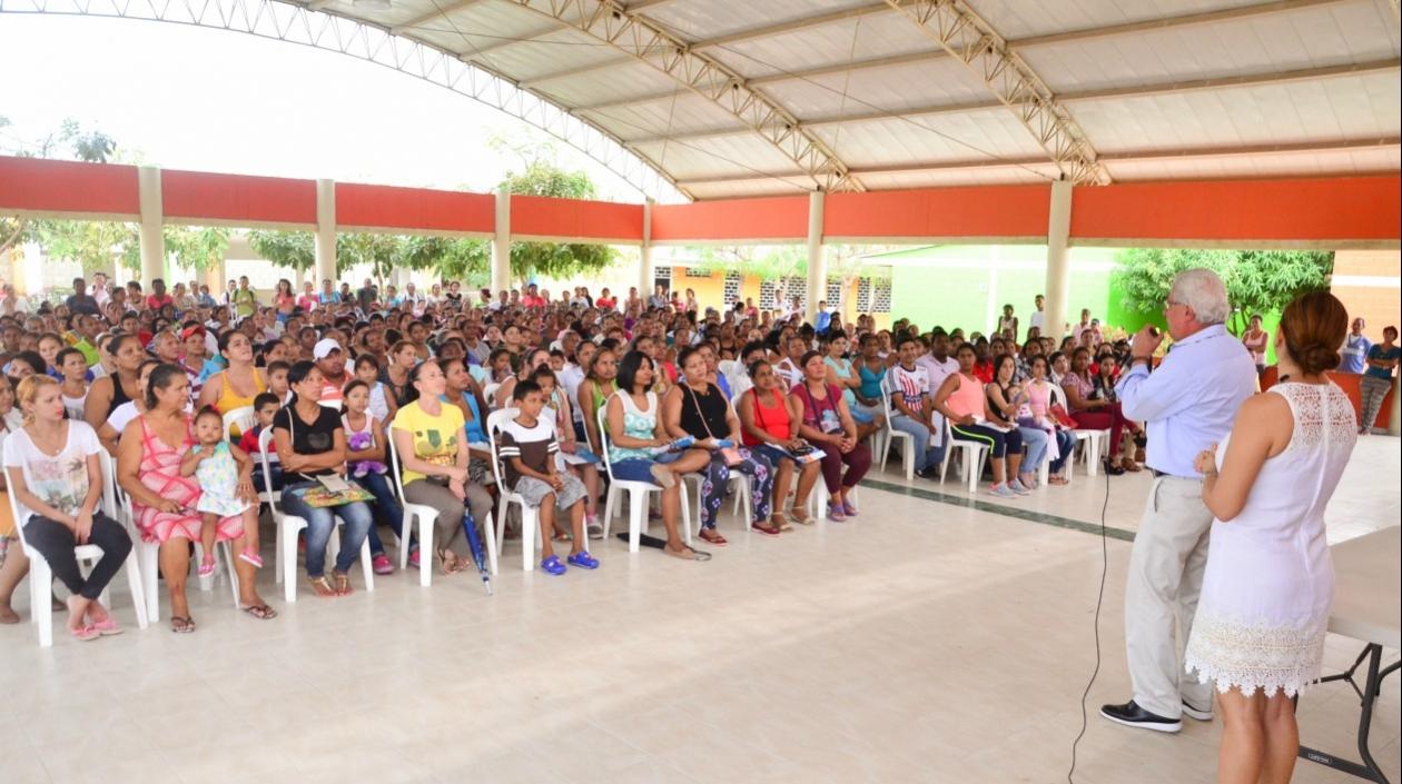 El alcalde Joao Herrera realizó el anuncio ante la comunidad estudiantil.