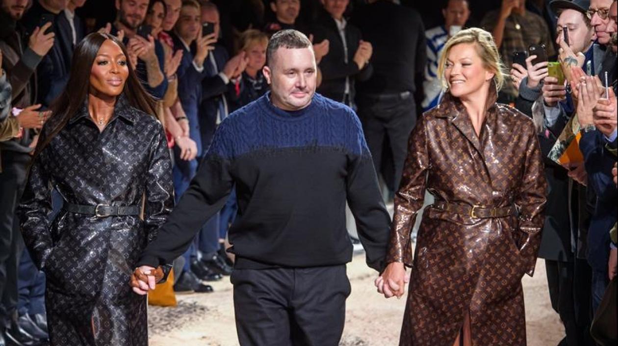 El diseñador británico Kim Jones  acompañado por Naomi Campbell y Kate Moss.
