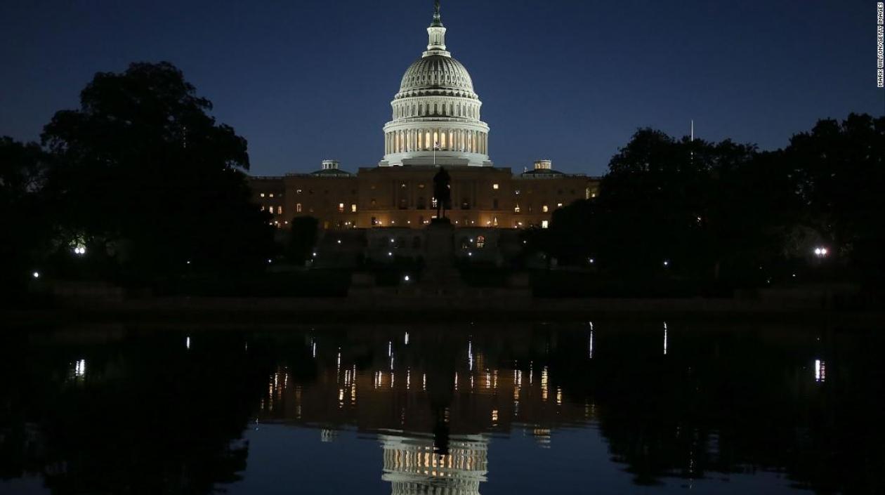Demócratas no dieron su brazo a torcer y el gobierno de Trump se queda sin fondos.