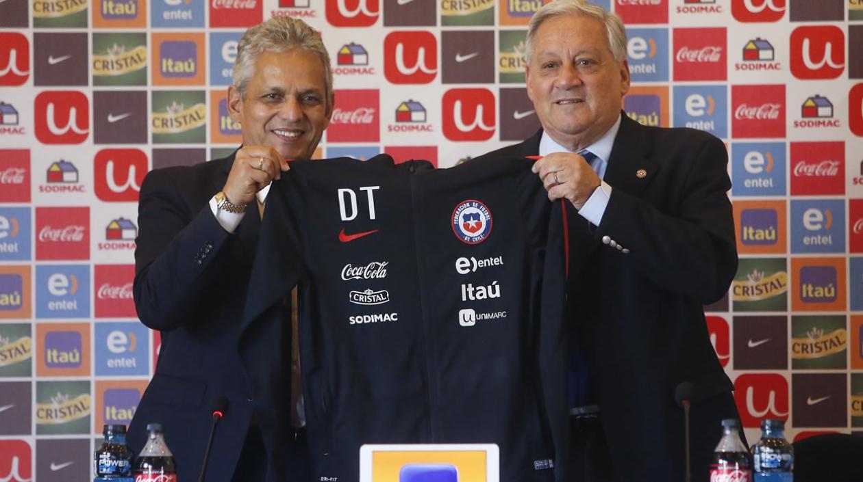 El colombiano Reinaldo Rueda posa con el presidente de la Asociación Nacional de Fútbol Profesional de Chile (ANFP), Arturo Salah