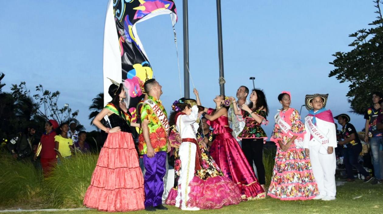 Los Reyes del Carnaval, con el Secretario de Cultura y la Primera Dama, izando las banderas de la fiesta.