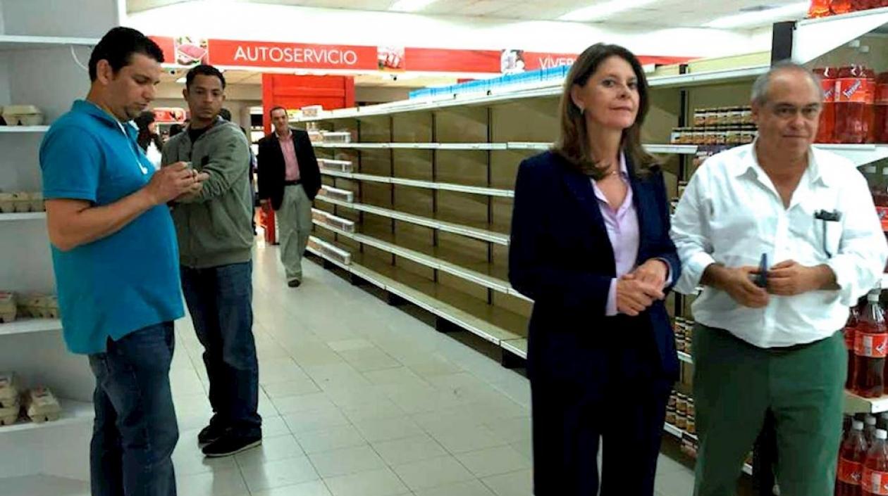 Marta Lucía Ramírez, precandidato presidencial, en su visita a Venezuela. La acompaña Camilo Gómez.