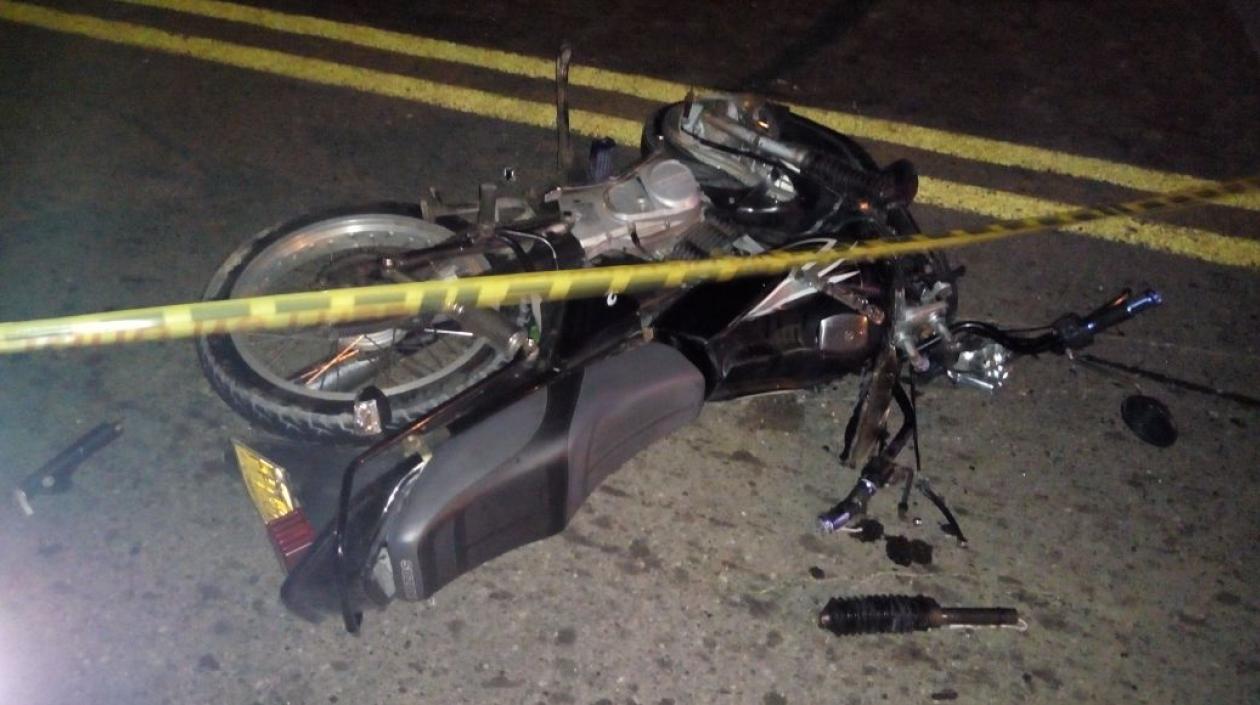 Así quedó la motocicleta de José Steven Roa Santiago, joven fallecido en el accidente.