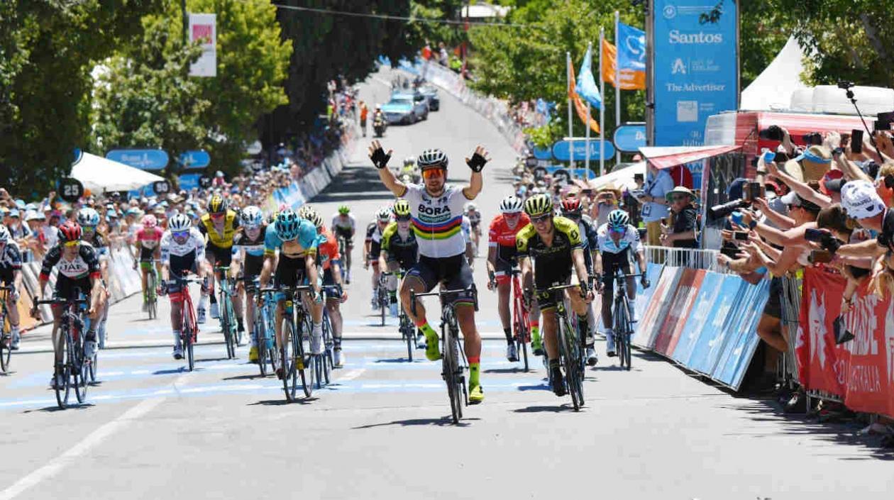 Peter Sagan pasa primero por la meta, Egan Bernal a su izquierda un poco más atrás.